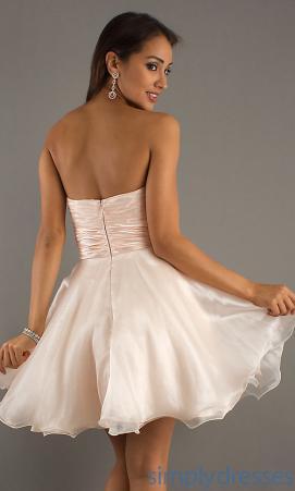 This strapless short semi prom dress features a strapless neckline