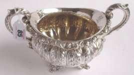 1795, 203g, 6½ ins long, 350-450 89 Irish silver drum shaped mustard pot with hinged lid and