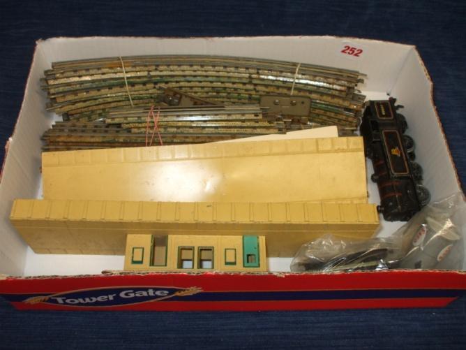 Box of old assorted Hornby Dublo inc poor