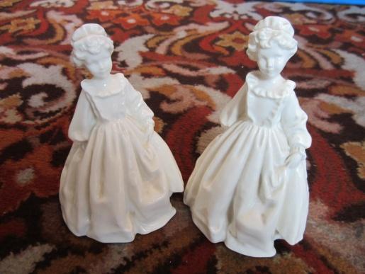 77 Two white blank figurines in shape