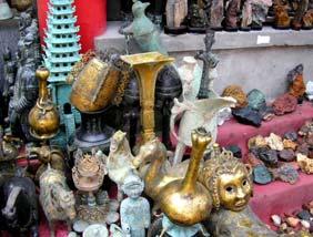 Figure 4 - Antique market where copies and authentic objects can be purchased.