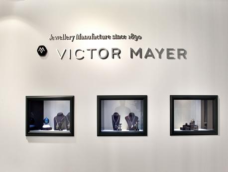 Design A stylish balancing act The Pforzheim-based manufacturer VICTOR MAYER has been producing luxury and artistic items of jewellery for over 120 years and has mastered a very special skill: under