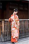 com) (i) Costumes for Men The men s kimono is practically the same as that of women s but with shorter sleeves. The men wear the ceremonial kimono made in dark blue silk.