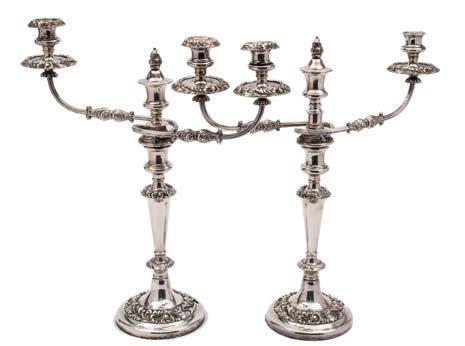 1 An old Sheffield plate egg cup stand the oval-shaped cage with reeded decoration, holding six egg cups and two baluster-shaped pepperettes, with loop carrying handle to the domed centre, 21cm. wide.
