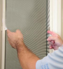 Cleaning Your Casement Windows Before you clean your casement windows, you need to remove the screens.