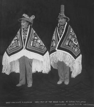 James Jackson (Anaaxoots) (left) and Augustus Bean (K alyaan Eesh) (right), Dec. 23, 1904. Courtesy of the Alaska State Library, Case & Draper Photograph Collection, PCA 39-784.