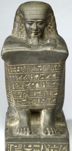 The designer showed the Pharaoh wearing a decorated short Schenti, putting both hands on his chest and holding the Crook and Flail symbols in both palms. B.