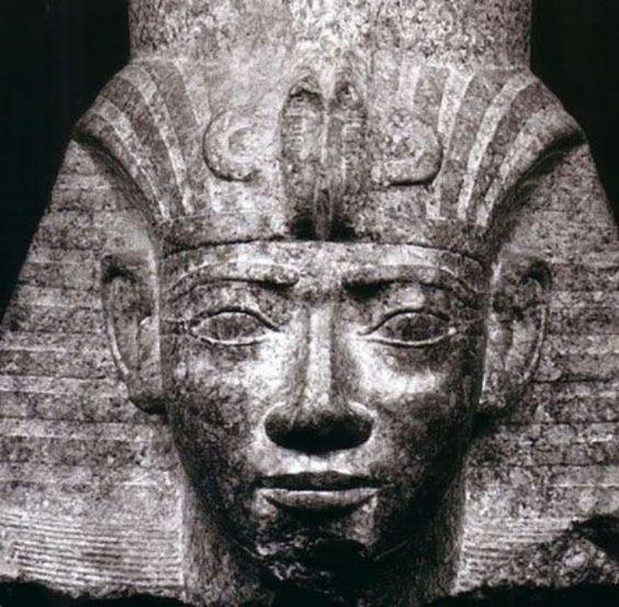 (b) Fig.14 Statue of Pharaoh Shebitku [25,26].