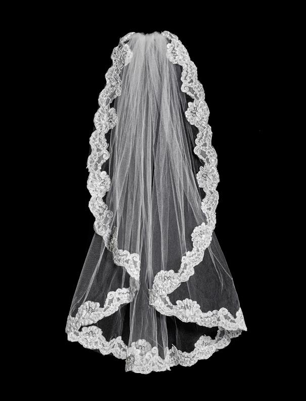 veil with Alencon appliqués.