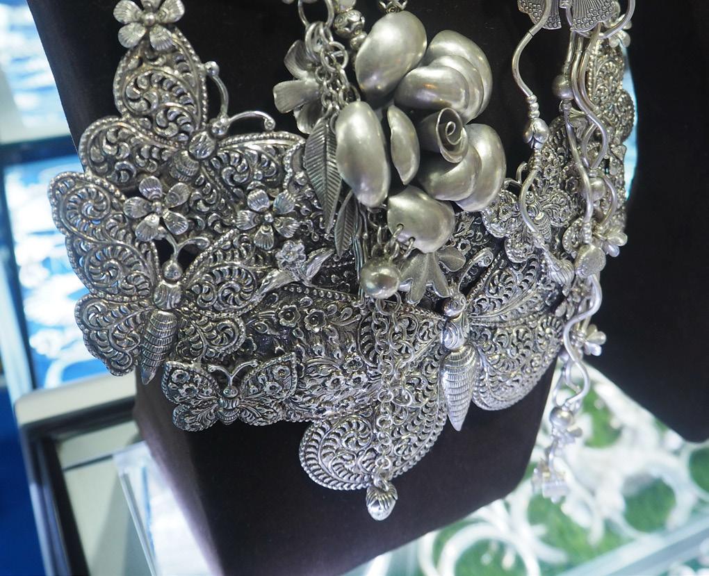 REG ION AL N ETWOR KING Silver Jewelry products in Surin, a province located in North-eastern Thailand with areas adjacent to Cambodia, are influenced by Khmer arts.