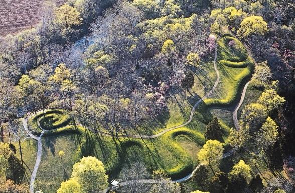 Great Serpent Mound Adams County, Ohio Mississippian Art 1070CE Earthwork/Effigy mound Built in effigy shapes, uncertain of meaning.