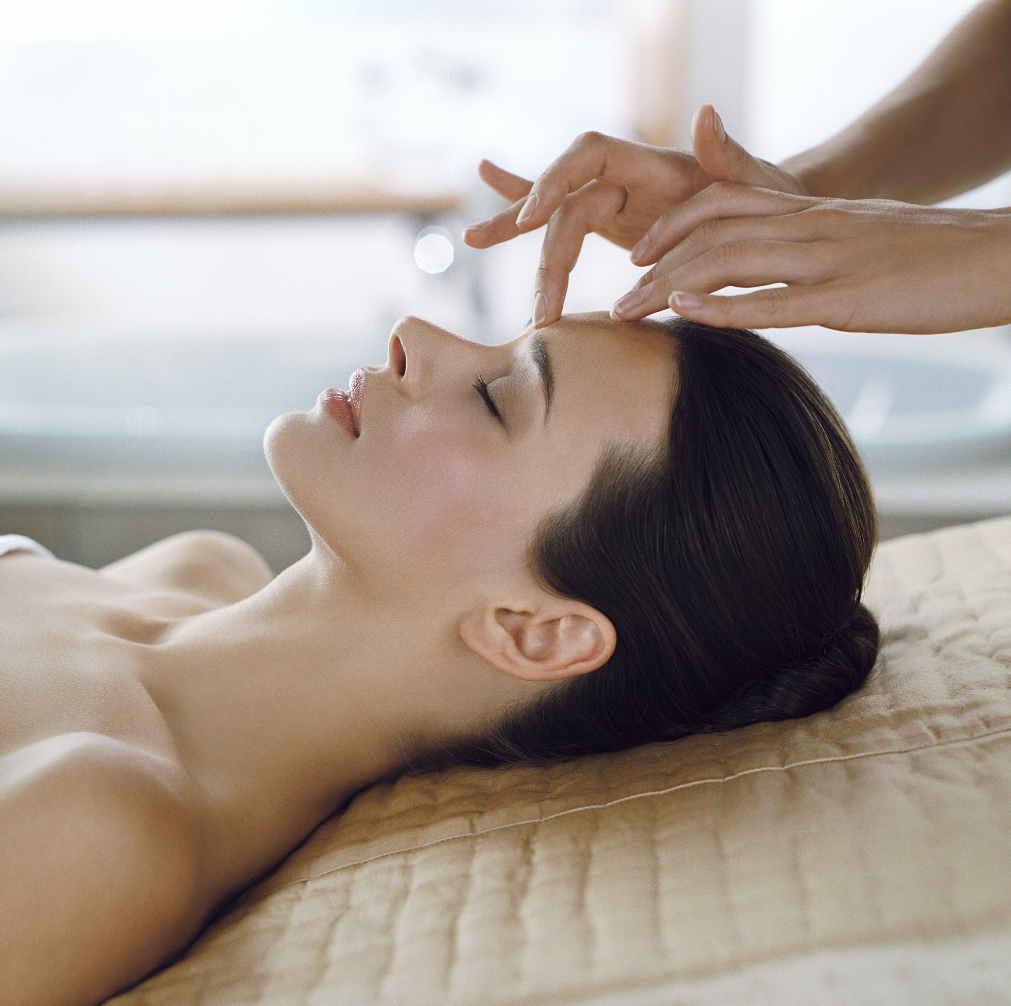 ELEMIS FACE TREATMENTS The hands of a highly trained ELEMIS therapist are profoundly efective anti-ageing tools.