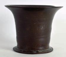 1000-1500 368 A 17TH CENTURY DUTCH BRONZE TAPERING MORTAR with flared lip and splayed base. 4ins high.
