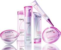 POND S Flawless Radiance Even Tone Facial Foam washes away the dirt, oil and impurities that cause dullness, revealing bright, sparkling clean skin underneath.