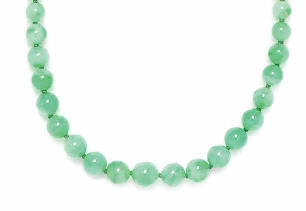 Accompanied by a Gemological Institute of America jade identiication certiicate number 6173668560, dated July 1, 2016, stating Species: Jadeite Jade, Color: Green, Transparency: Translucent,