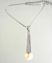 $1,000 450 18k white gold diamond and pearl pendant necklace, with