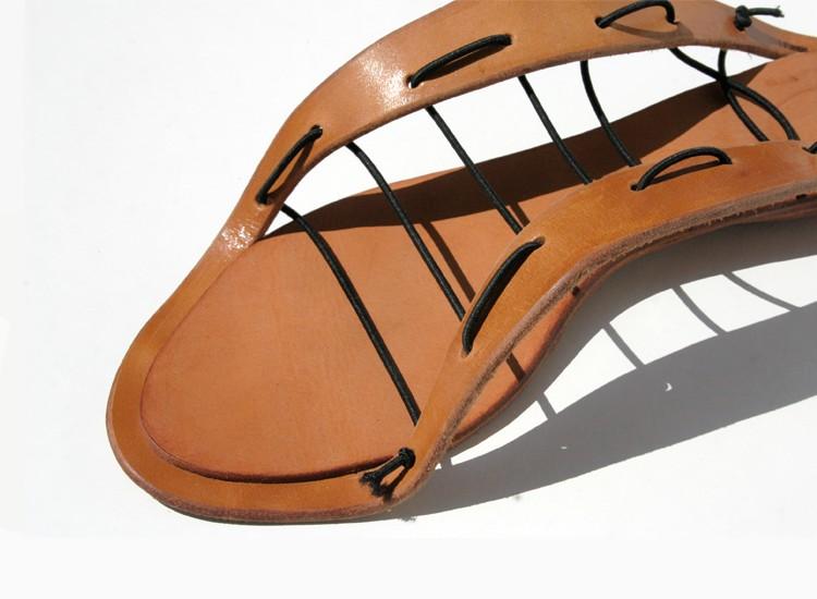 The sole pattern are build this way, that is contain arc on which elastic cords are attached.