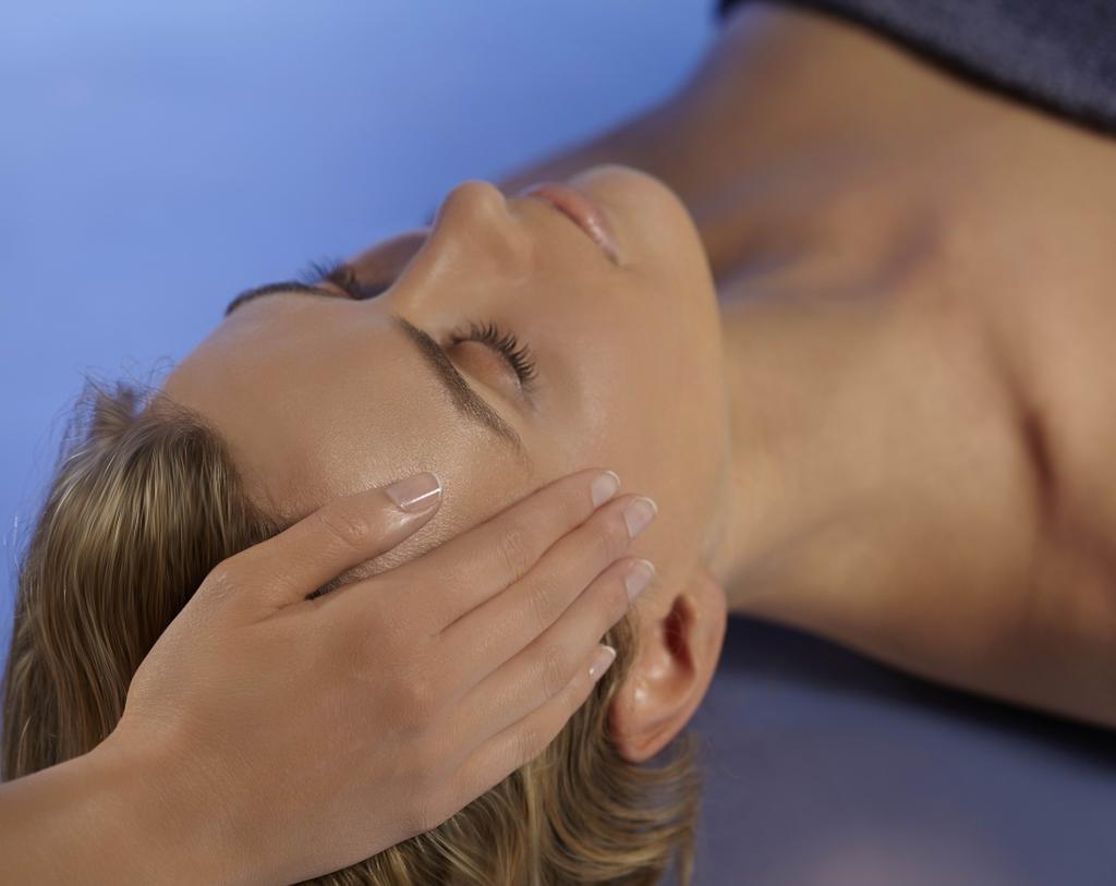 FACIAL S FACE AND DÉCOLLETÉ MASSAGE @ 30 min 25 EUR It removes stiffness and tension especially in the neck area, which tend to cause migraines.