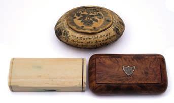 690 690 A 19th century Dutch horn snuff box of oval outline with penwork decoration, 8cm.