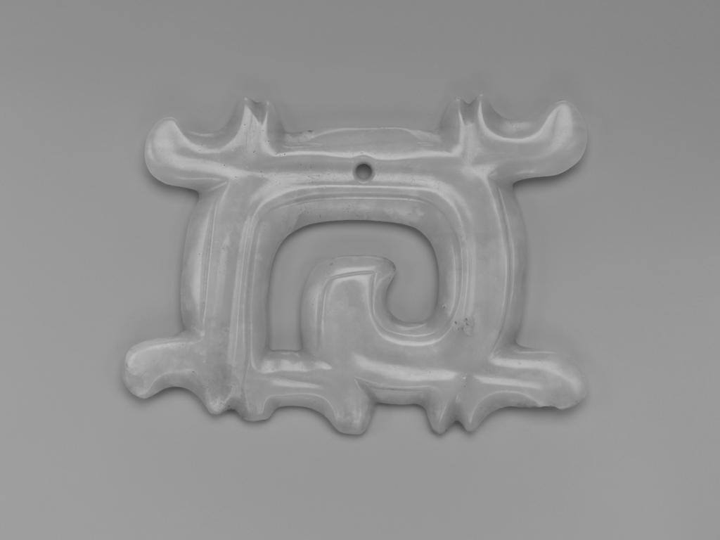 204 asian perspectives. 53(2). fall 2014 Fig. 5. Plaque in the shape of a squarish loop with projections (Gouyun pei), Hongshan culture (c. 3500 2000 b.c.). Dimensions: h. 7.3 cm; w. 9.8 cm.