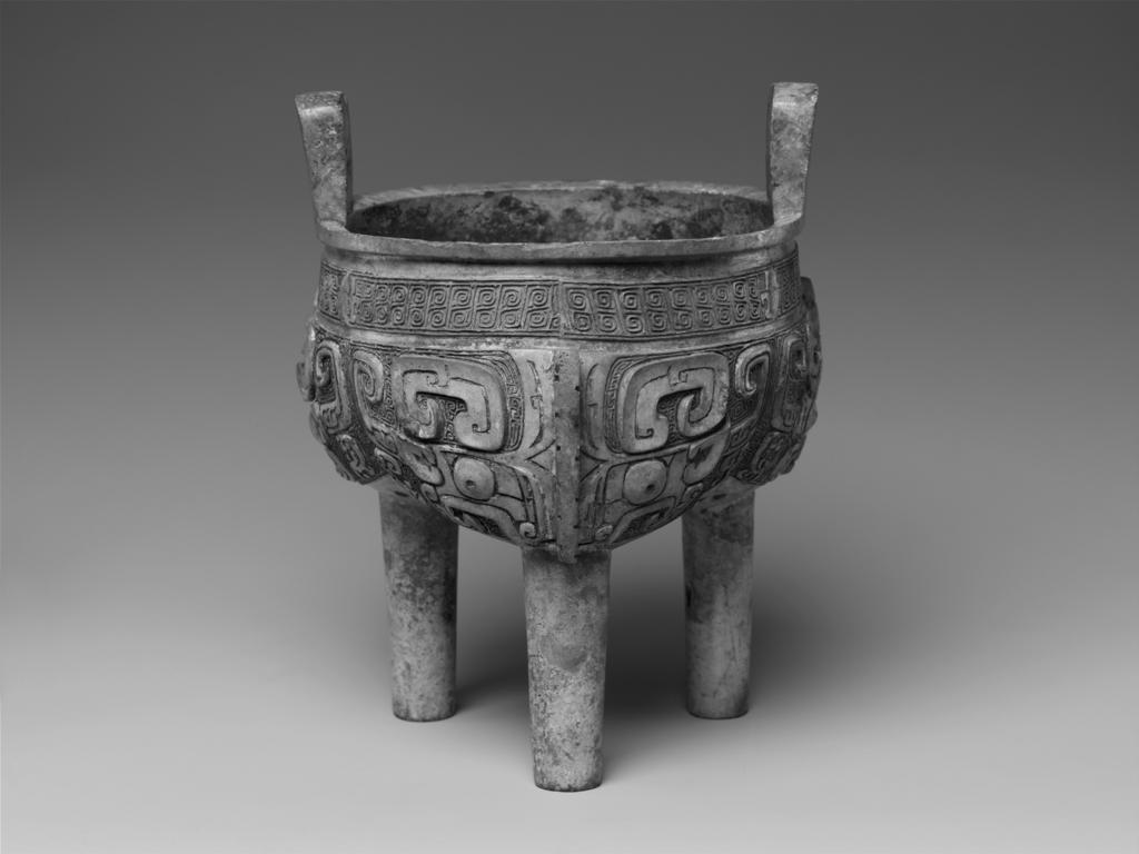 212 asian perspectives. 53(2). fall 2014 Fig. 11. Ritual lobed tripod cauldron (liding), Shang dynasty (c. 1600 1046 b.c.), 11th century. Dimensions: h. to handles 19.1 cm; h. at rim 15.9 cm; w.