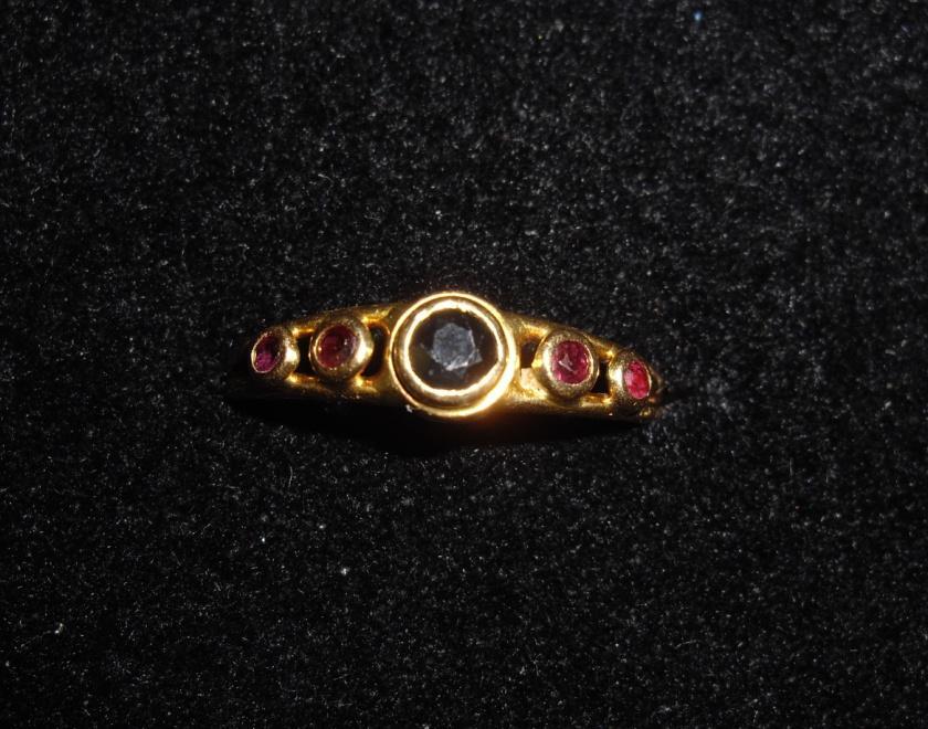 8. 18k gold ring with