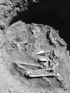SUDAN & NUBIA The cemeteries at sites 4-L-88 and 4-M-142 were extensively excavated. Site 4-L-88 was set on the sloping bank of a tributary wadi leading into the palaeochannel.