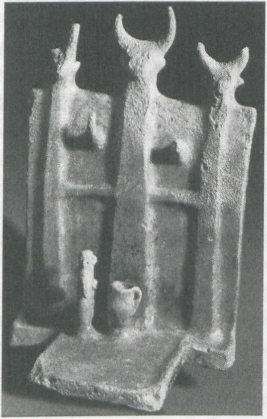 held. Roughly shaped clay figures, which show animals or anthropomorphic sculptures, were found deliberately broken and stuck into the walls of the rooms or deposited in groups in the ground in front