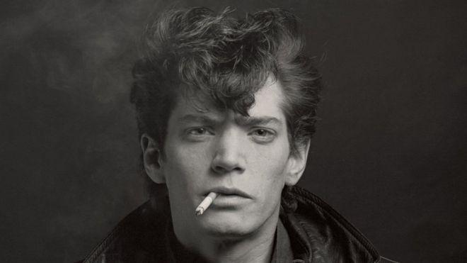 Robert Mapplethorpe: From suburbia to subversive gay icon Vincent Dowd 12 th July 2018 Robert Mapplethorpe, seen here in a self-portrait, became a controversial star of the art world.