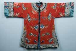 97 A RED LADY'S INFORMAL ROBE, QING 清代贵妇服饰 A red-ground robe decorated with flowers and bats, the sleeve and the edges decorated with blue-ground flower design.