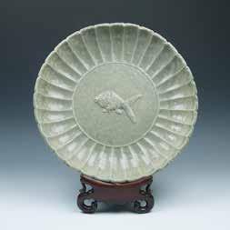 121 GREEN GLAZE 'CHRYSANTHEMUM' DISH 青釉菊瓣大盘 With rounded sides delicately molded in the form of