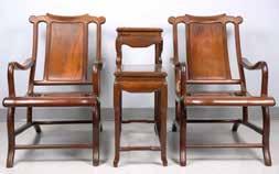 5 x 55 each panel 174 A PAIR OF SUANZHI RECLINING ARMCHAIRS W/ TABLE 清酸枝木躺椅一对带高低几 A pair of Suanzhi rosewood reclining armchairs with a matching