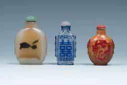 19 A SET OF THREE SNUFF BOTTLES 鼻烟壶一套三件 A set of three snuff bottles, one of rectangular form and the stone of creamy,