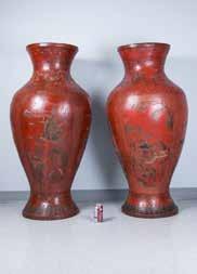 225 A PAIR OF LARG LACQUERED VASES 老大漆描绘故事人物赏瓶一对 A pair of red lacquered vases, of baluster form, painted with