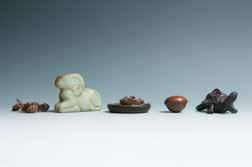 6cm 26 A SET OF SMALL OBJECTS 小摆件一组 A set of small objects composed of a jade goat, a wooden tortoise, a wooden