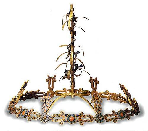 9.4 PRINCESS KHNUMET S FLORAL FANTASY A finely-wrought openwork inlaid circlet belonging to Princess Khnumet-nefert-hezet featuring elaborate lily and daisy motifs was also among the cache of