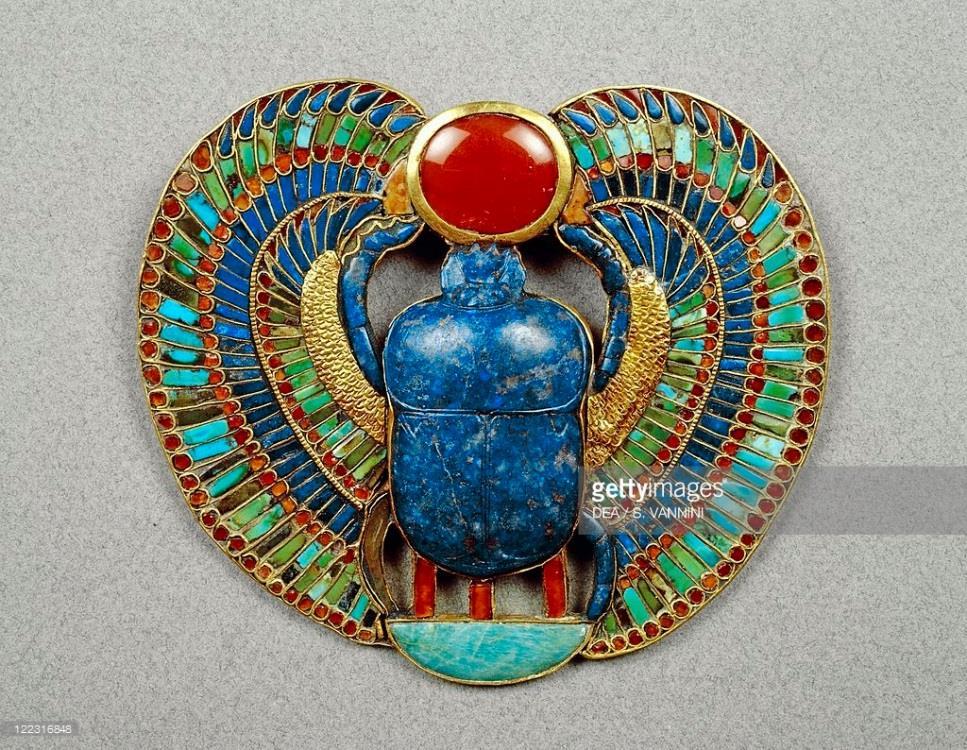 Valued above all others for their rarity and beauty, Romano (1995:1606) advises that dark blue lapis lazuli, green-blue turquoise and red carnelian featured strongly in the majority of finest quality