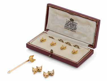 torpedo terminals, all stamped 500-700 5 A set of gentleman s 9ct gold dress studs each modelled as a fox s head with ruby cabochon eyes, in together with a pair of similar chain links,