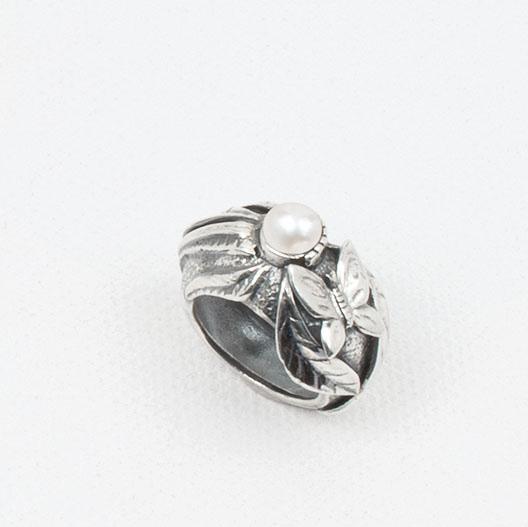 RINGS RR257 N Florentine Ring R599 l 55 l $79 Pearl size: