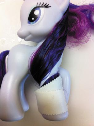 To do Rarity s tail, do a leg curl and wrap the whole tail around her leg.