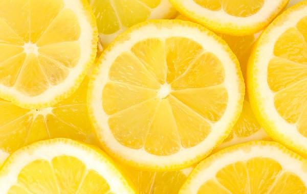 Lemons contain many vitamins and have so much different uses that it is no surprise that they can also be used for thickening and nourishing the eyebrows.