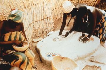 Nature of bread Figure 10: Women grinding sorghum in Cameroon. Courtesy Royal Botanic Gardens, Kew. Photo: Jack Harlan Unfortunately, no surviving bread loaves have been recovered from Amarna.