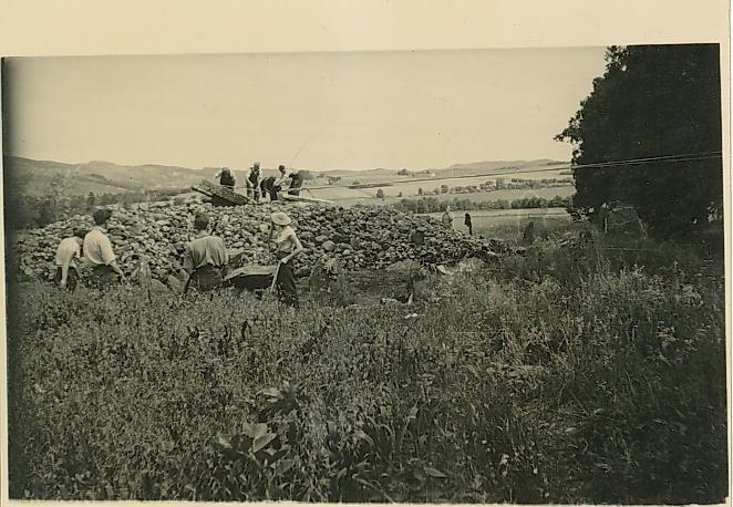 Figures 6 & 7: Removing the capstone during excavations, 1952.