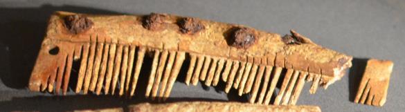 Decoration consists of one single horizontal line as well as copper rivets. The teeth on each side vary in size.