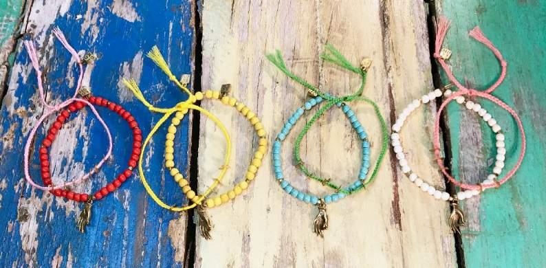RED - S YELLOW - S TURQUOISE - S WHITE - S INDI Hand A howlite stone bracelet together with a cotton thread