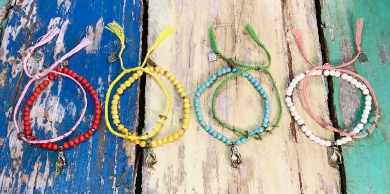 13 RED - G YELLOW - G TURQUOISE - G WHITE - G INDI Hand A howlite stone bracelet together with a cotton