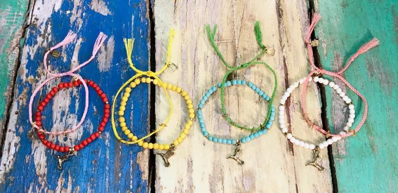RED - S YELLOW - S TURQUOISE - S WHITE - S INDI Bird A howlite stone bracelet, together with a cotton thread