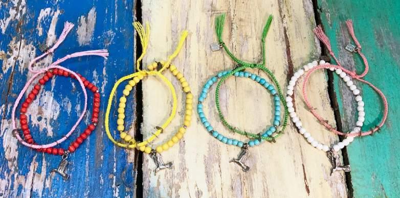 13 RED - G YELLOW - G TURQUOISE - G WHITE - G INDI Bird A howlite stone bracelet together with a cotton