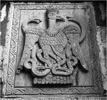 Ni{ i Vizantija XVI 245 Fig. 18 Church of Hagios Nikolaos at Portaria, Pelion. Marble slab with bird (eagle) and snakes. Сл. 18 Црква Св. Николе у Портарији, Пелион.