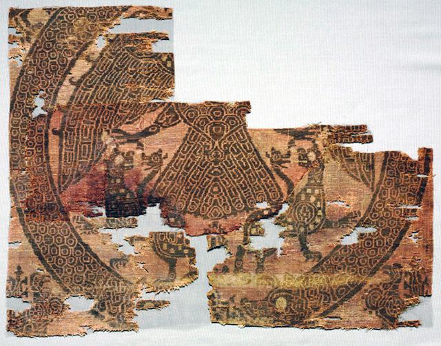 Ni{ i Vizantija XVI 237 Fig. 6 Fragment of textile with double-headed eagle found in the tomb of St. Amandus (Cleveland Museum of Art) Сл.